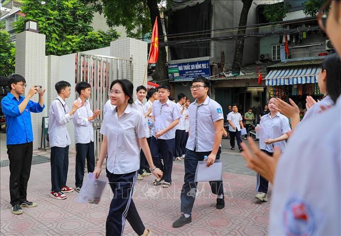 Thanh niên động viên các thí sinh tại Điểm thi trường THPT Đoàn Kết - Hai Bà Trưng (phường Bạch Mai) tới dự kỳ thi tuyển sinh lớp 10 Trung học phổ thông công lập năm học 2026 - 2027. Ảnh: Khánh Hoà - TTXVN