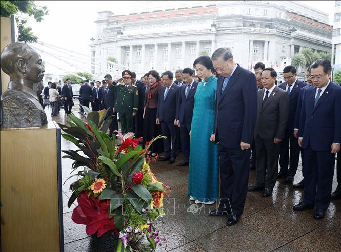 Tổng Bí thư, Chủ tịch nước Tô Lâm và Phu nhân cùng đoàn đại biểu cấp cao Việt Nam tưởng nhớ Chủ tịch Hồ Chí Minh. Ảnh: Thống Nhất – TTXVN
