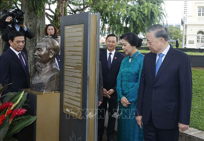 Tổng Bí thư, Chủ tịch nước Tô Lâm và Phu nhân cùng đoàn đại biểu cấp cao Việt Nam bên tượng đài Chủ tịch Hồ Chí Minh tại Bảo tàng Văn minh Châu Á. Ảnh: Thống Nhất – TTXVN