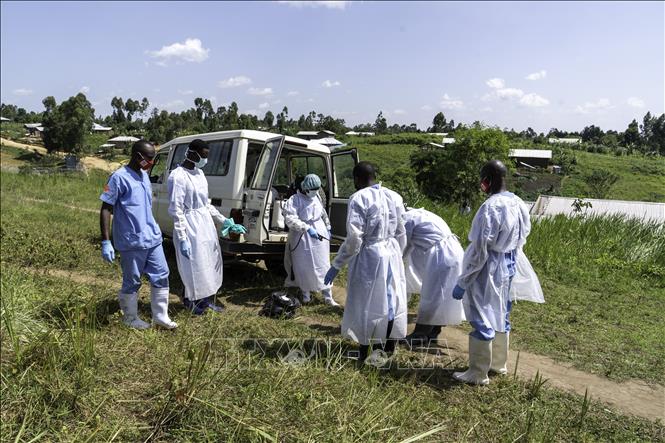 Nhân viên y tế chuẩn bị chuyển thi thể nạn nhân nhiễm Ebola tại Bunia, thủ phủ tỉnh Ituri, CHDC Congo ngày 25/5/2026. Ảnh: THX/TTXVN