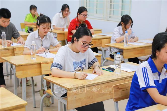 Thí sinh điền thông tin vào giấy nháp trước trước khi chuẩn bị bắt đầu môn thi đầu tiên kỳ thi tuyển sinh lớp 10 Trung học phổ thông công lập năm học 2026 - 2027. Ảnh: Khánh Hoà - TTXVN