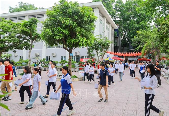 Thí sinh tại Điểm thi trường THPT Đoàn Kết - Hai Bà Trưng (phường Bạch Mai) tới dự kỳ thi tuyển sinh lớp 10 Trung học phổ thông công lập năm học 2026 - 2027. Ảnh: Khánh Hoà - TTXVN