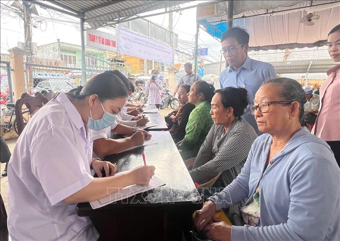 Người dân Cà Mau đến khám sức khỏe. Ảnh: Tuấn Kiệt – TTXVN