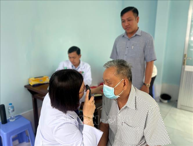 Các y, bác sĩ tiến hành khám sàng lọc cho người dân. Ảnh: Tuấn Kiệt – TTXVN
