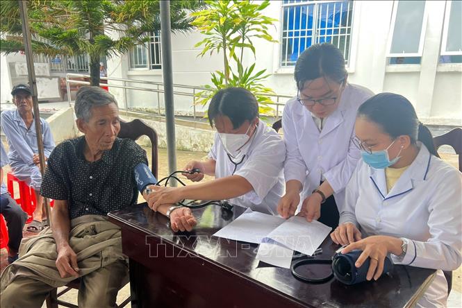 Người dân được kiểm tra huyết áp trước khi khám sàng lọc. Ảnh: Tuấn Kiệt – TTXVN