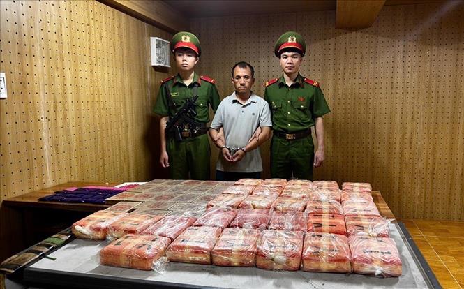 Đối tượng Thào Lệnh cùng tang vật. Ảnh: TTXVN phát.
