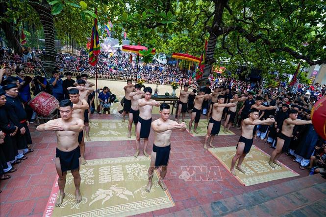 Trước khi vào trận đấu, các quân cầu thực hiện nghi lễ tế. Ảnh: Khánh Hoà - TTXVN