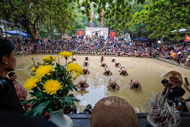 Trước khi vào trận đấu, các quân cầu thực hiện nghi lễ tế. Ảnh: Khánh Hoà - TTXVN