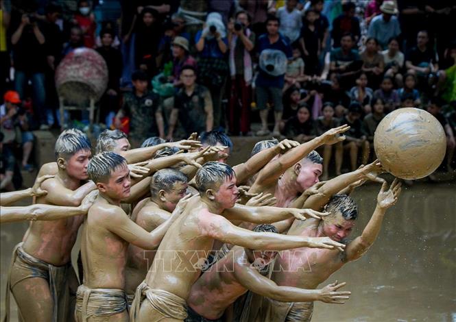 Lễ hội Vật cầu nước làng Vân mang nét độc đáo riêng, được xem là “độc nhất vô nhị”. Ảnh: Khánh Hoà - TTXVN