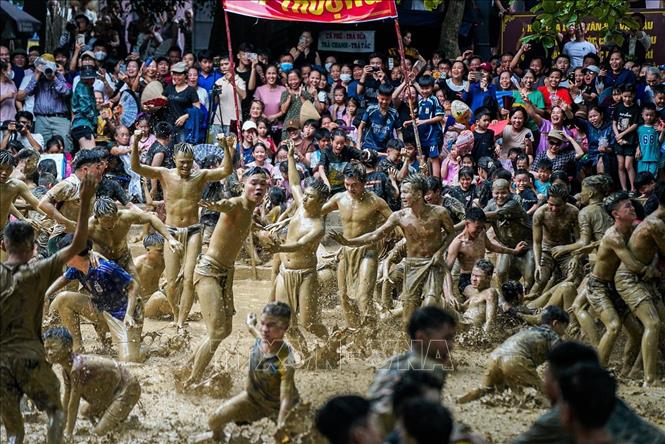 Trải qua hàng trăm năm, lễ hội Vật cầu nước làng Vân vẫn được người dân gìn giữ như một phần không thể thiếu trong đời sống văn hóa tinh thần của người dân nơi đây. Ảnh: Khánh Hoà - TTXVN