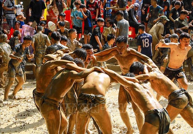 Trải qua hàng trăm năm, Lễ hội Vật cầu nước làng Vân vẫn được người dân gìn giữ như một phần không thể thiếu trong đời sống văn hóa tinh thần của người dân nơi đây. Ảnh: Khánh Hoà - TTXVN