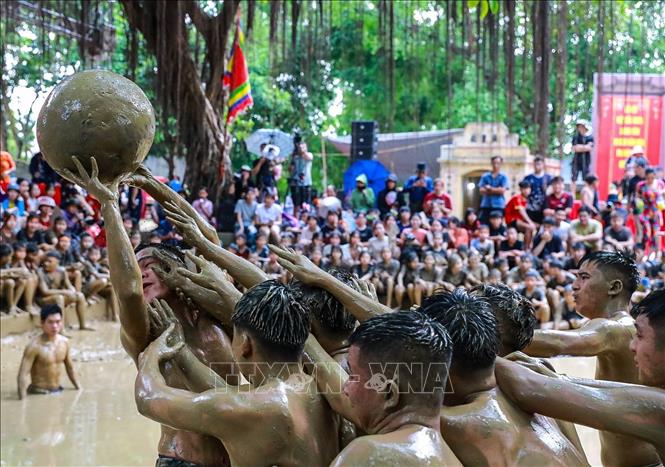 Lễ hội Vật cầu nước làng Vân mang nét độc đáo riêng, được xem là “độc nhất vô nhị”. Ảnh: Khánh Hoà - TTXVN