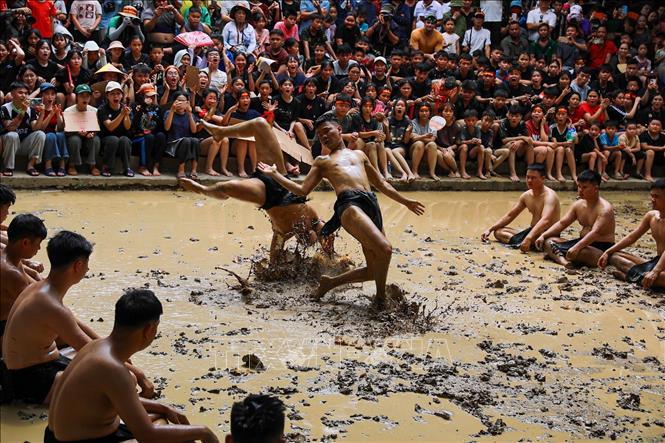 Nghi lễ đấu vật của quân cầu. Ảnh: Khánh Hoà - TTXVN