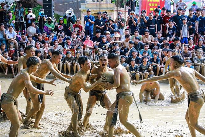 Các pha tranh cầu quyết liệt trong trận đấu. Ảnh: Khánh Hoà - TTXVN