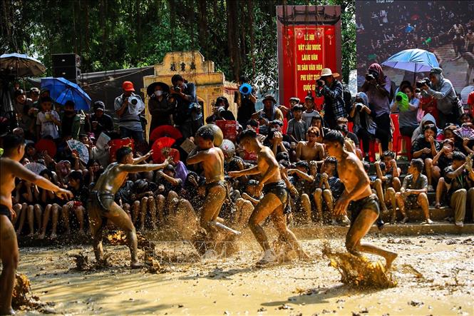 Các pha tranh cầu quyết liệt trong trận đấu. Ảnh: Khánh Hoà - TTXVN