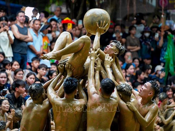 Lễ hội Vật cầu nước làng Vân mang nét độc đáo riêng, được xem là “độc nhất vô nhị”. Ảnh: Khánh Hoà - TTXVN