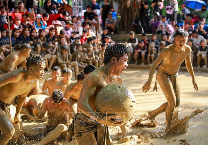 Các pha tranh cầu quyết liệt trong trận đấu. Ảnh: Khánh Hoà - TTXVN