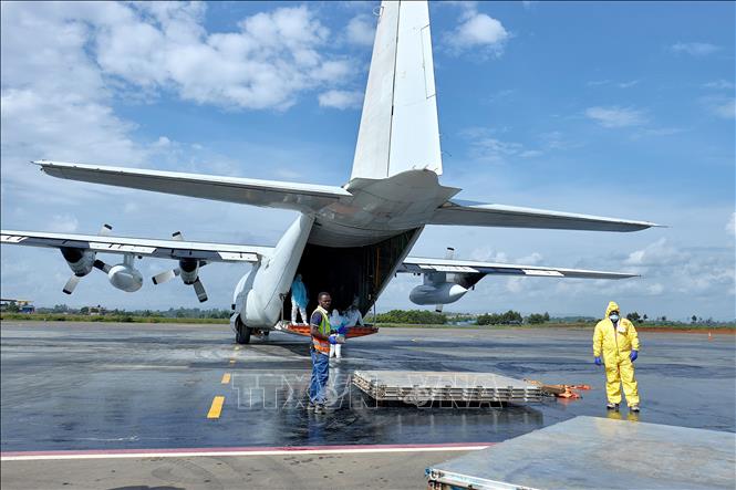 Nhân viên vận chuyển thiết bị kiểm soát và ngăn ngừa dịch bệnh tới Bunia, thủ phủ tỉnh Ituri, CHDC Congo ngày 27/5/2026. Ảnh: THX/TTXVN