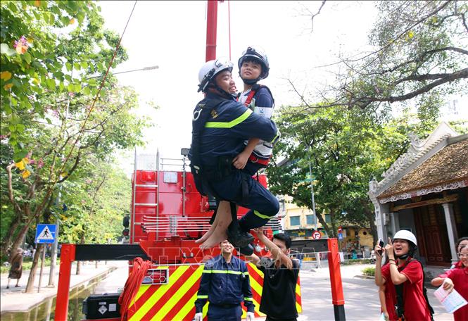 Người dân tham gia các hoạt động trải nghiệm PCCC và CNCH. Ảnh: Phạm Kiên - TTXVN
