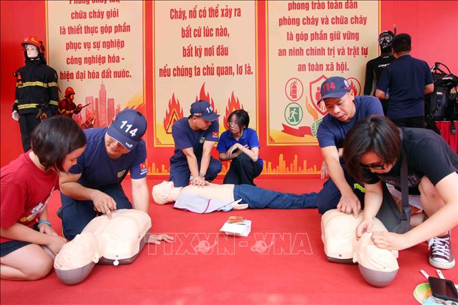 Người dân tham gia các hoạt động trải nghiệm PCCC và CNCH. Ảnh: Phạm Kiên - TTXVN