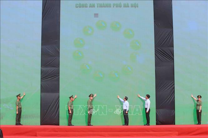Các đại biểu thực hiện nghi thức phát động cuộc thi sáng tạo video clip 