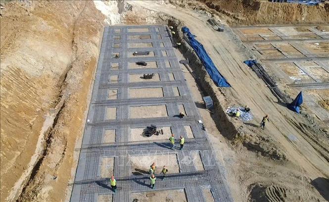 Đơn vị thi công tập trung thi công xong móng Trường Phổ thông nội trú liên cấp Tiểu học và Trung học cơ sở Sin Suối Hồ trước mùa mưa. Ảnh: Quý Trung – TTXVN