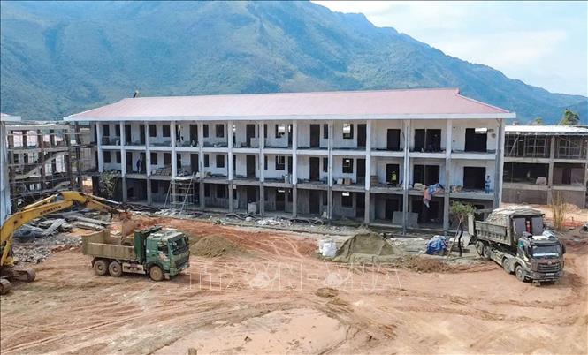 Đơn vị thi công đang gấp rút hoàn thiện các hạng mục của Trường Phổ thông nội trú liên cấp Tiểu học và Trung học cơ sở Pa Tần. Ảnh: Quý Trung – TTXVN