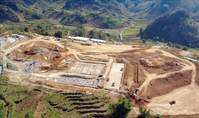 Mặt bàng Trường Phổ thông nội trú liên cấp Tiểu học và Trung học cơ sở Sin Suối Hồ hiện đã đạt trên 90% khối lượng, phấn đấu hoàn thiện xong trước mùa mưa. Ảnh: Quý Trung – TTXVN