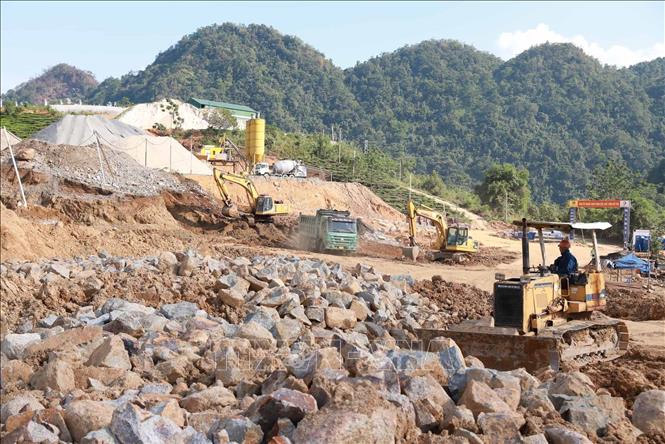 Mặt bàng Trường Phổ thông nội trú liên cấp Tiểu học và Trung học cơ sở Sin Suối Hồ hiện đã đạt trên 90% khối lượng, phấn đấu hoàn thiện xong trước mùa mưa. Ảnh: Quý Trung – TTXVN