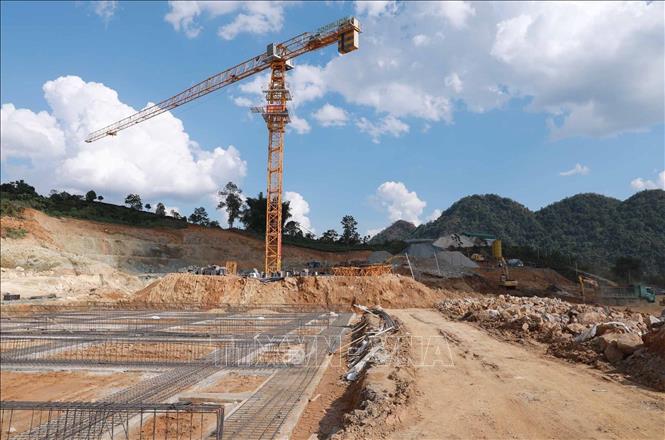 Đơn vị thi công đang gấp rút hoàn thiện móng Trường phổ thông nội trú liên cấp Tiểu học và Trung học cơ sở Sin Suối Hồ, đảm bảo lên cốt 0 trước mùa mưa. Ảnh: Quý Trung – TTXVN