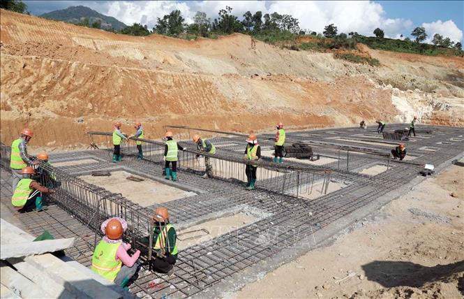 Trường Phổ thông nội trú liên cấp Tiểu học và Trung học cơ sở Sin Suối Hồ đang được đơn vị thi công gấp rút hoàn thiện móng trước mùa mưa. Ảnh: Quý Trung – TTXVN