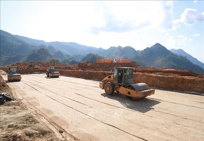 Đơn vị thi công tập trung máy móc thi công móng các khối nhà của Trường Sin Suối Hồ, đảm bảo lên cốt 0 trước mùa mưa. Ảnh: Quý Trung – TTXVN