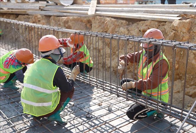 Đơn vị thi công tập trung nhân lực thi công xong móng Trường phổ thông nội trú liên cấp Tiểu học và Trung học cơ sở Sin Suối Hồ, đảm bảo lên cốt 0 trước mùa mưa. Ảnh: Quý Trung – TTXVN
