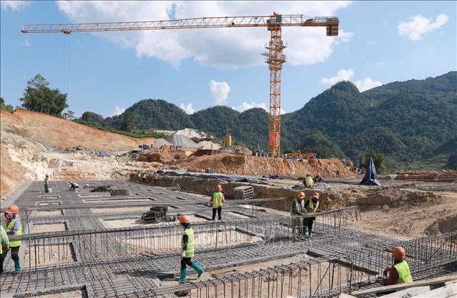Trường Phổ thông nội trú liên cấp Tiểu học và Trung học cơ sở Sin Suối Hồ đang gấp rút hoàn thiện các hạng mục. Ảnh: Quý Trung – TTXVN