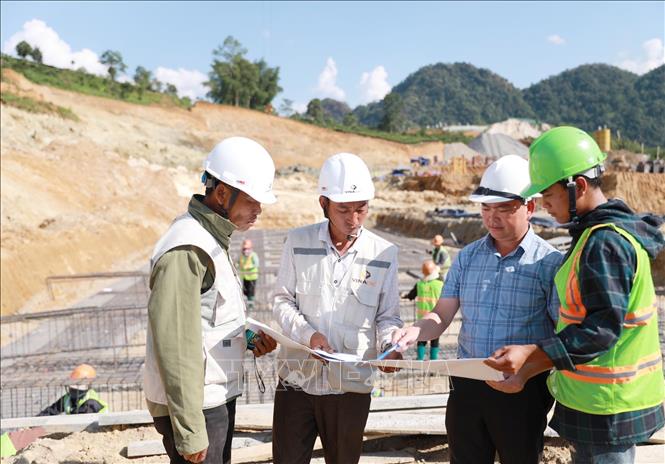 Đơn vị nhà thầu trao đổi việc thi công gấp rút các hạng mục Trường phổ thông nội trú liên cấp Tiểu học và Trung học cơ sở Sin Suối Hồ trước khi mùa mưa đến. Ảnh: Quý Trung – TTXVN