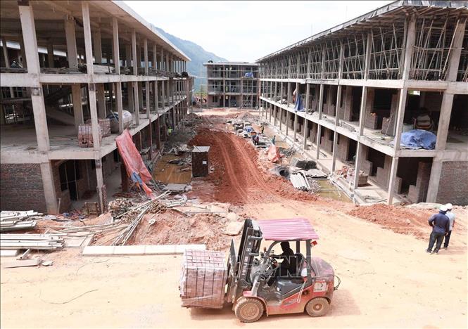 Khu nội trú của Trường Phổ thông nội trú liên cấp Tiểu học và Trung học cơ sở Pa Tần đang gấp rút hoàn thiện. Ảnh: Quý Trung – TTXVN