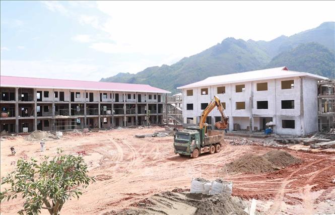 Đơn vị thi công đang gấp rút hoàn thiện các hạng mục của Trường Phổ thông nội trú liên cấp Tiểu học và Trung học cơ sở Pa Tần. Ảnh: Quý Trung – TTXVN
