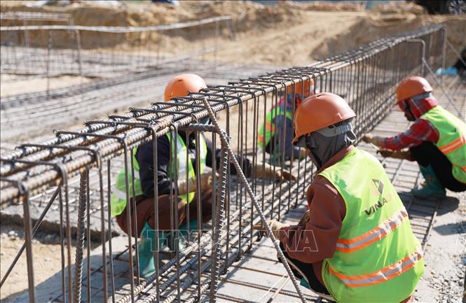 Đơn vị thi công tập trung nhân lực thi công xong móng Trường phổ thông nội trú liên cấp Tiểu học và Trung học cơ sở Sin Suối Hồ lên cốt 0 trước mùa mưa. Ảnh: Quý Trung – TTXVN