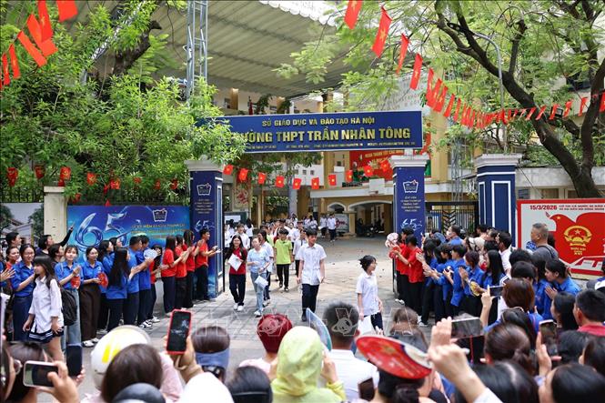 Thí sinh hoàn thành môn thi đầu tiên tại điểm thi Trường THPT Trần Nhân Tông. Ảnh: Thanh Tùng - TTXVN