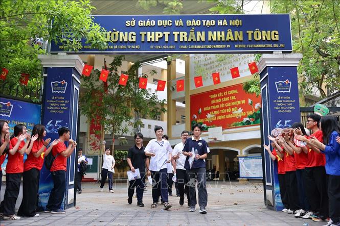 Thí sinh hoàn thành môn thi đầu tiên tại điểm thi Trường THPT Trần Nhân Tông. Ảnh: Thanh Tùng - TTXVN