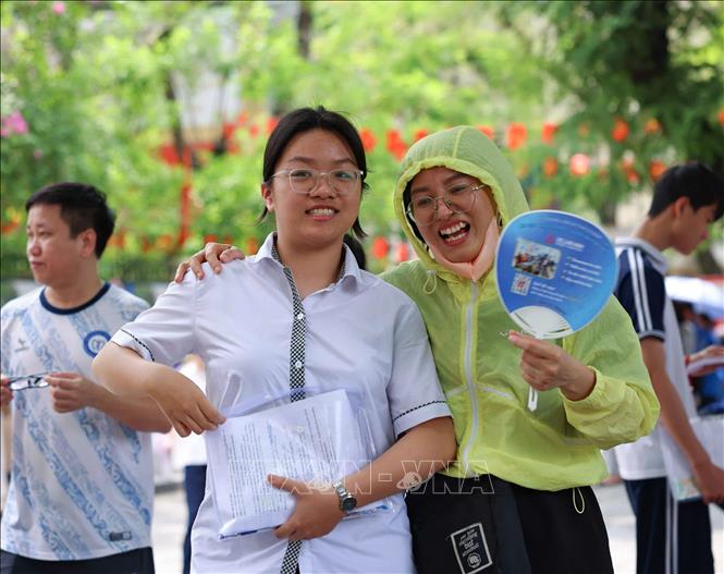 Phụ huynh vui mừng đón thí sinh sau khi hoàn thành môn thi đầu tiên tại điểm thi Trường THPT Trần Nhân Tông. Ảnh: Thanh Tùng - TTXVN