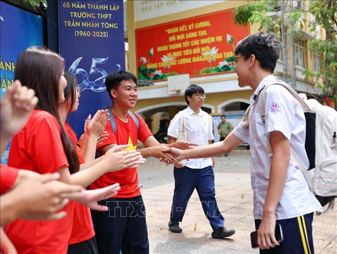 Thí sinh tự tin, phấn khởi hoàn thành môn thi đầu tiên tại điểm thi Trường THPT Trần Nhân Tông. Ảnh: Thanh Tùng - TTXVN
