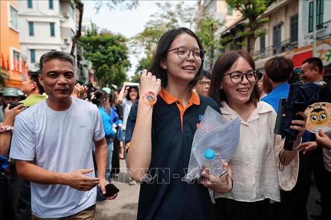 Nữ sinh vui vẻ khoe tem 