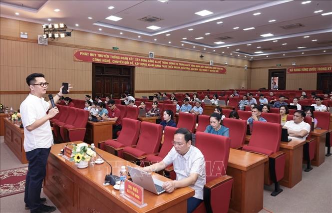 Chuyên gia AI hướng dẫn kỹ năng số, kỹ năng khai thác dữ liệu và sử dụng các công cụ AI. Ảnh: Trần Việt - TTXVN 