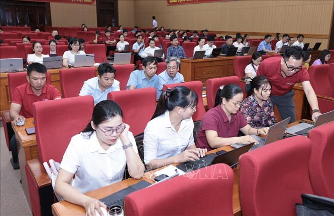 Đông đảo cán bộ, công chức tham gia chương trình. Ảnh: Trần Việt - TTXVN 