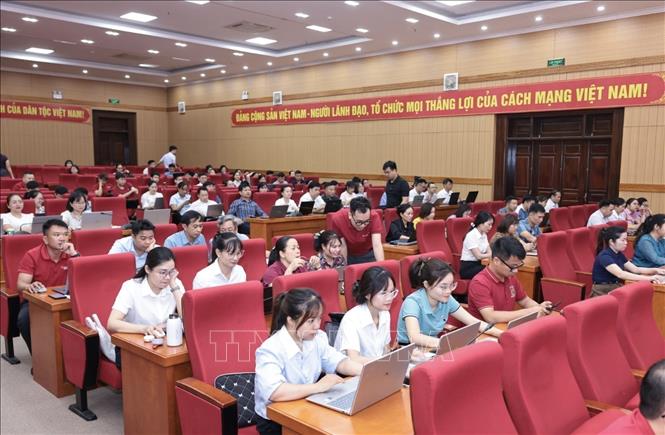 Đông đảo cán bộ, công chức tham gia chương trình. Ảnh: Trần Việt - TTXVN 