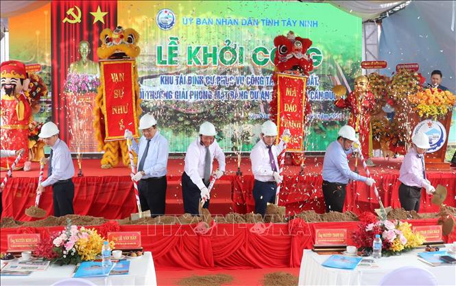 Các đại biểu thực hiện nghi thức khởi công dự án. Ảnh: Bùi Giang - TTXVN