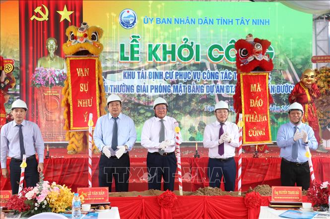 Các đại biểu thực hiện nghi thức khởi công dự án. Ảnh: Bùi Giang - TTXVN