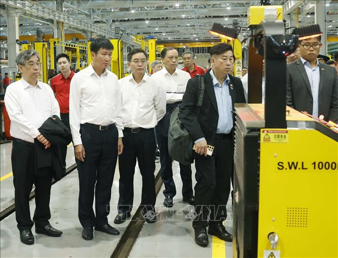 Các đại biểu Việt Nam thăm Trung tâm Thử nghiệm Đường sắt Singapore. Ảnh: Thống Nhất – TTXVN