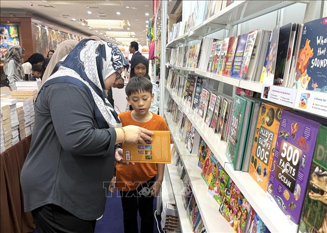Phụ huynh tìm chọn cho con những cuốn sách hay tại Hội chợ sách quốc tế Kuala Lumpur năm 2026. Ảnh: Bình Thanh - PV TTXVN tại Malaysia.